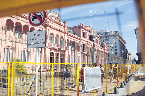 Con las obras en Plaza de Mayo buscan dar homogeneidad con otras plazas en lugar de respetar sus características propias.