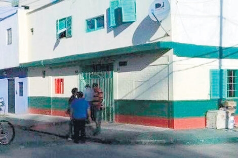La pensión donde la adolescente sufrió la violación y murió desangrada. Fueron detenidos el presunto violador y cinco amigos, entre ellos una mujer.