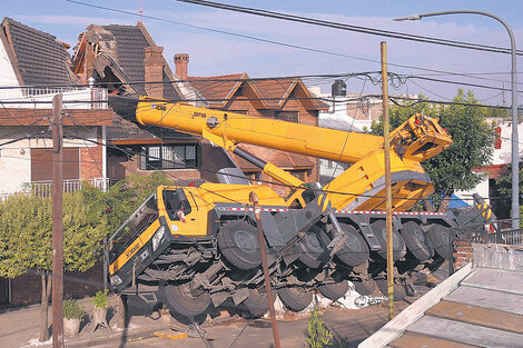 La grúa volcó al pasar la pileta por encima del techo e hicieron falta cinco grúas para levantarla.