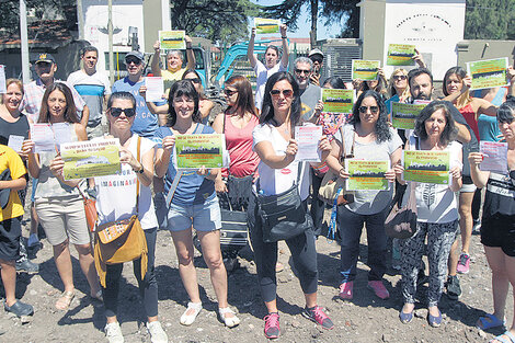 Los manifestantes tuvieron que rodear las máquinas que siguen trabajando.