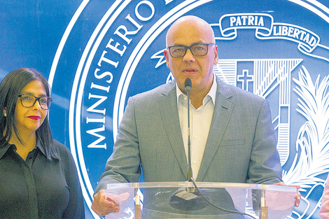 El jefe de negociadores del gobierno venezolano, Jorge Rodríguez, junto a Delcy Rodríguez en Santo Domingo.