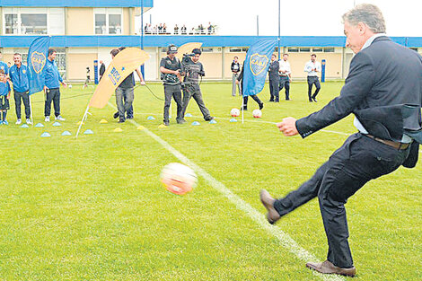 Macri prueba puntería en Casa Amarilla. Su sueño de que haya SA en el fútbol empezó cuando presidió Boca.