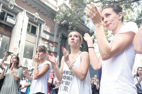 Los bailarines repartieron volantes con una consigna muy clara: “No al vaciamiento cultural”.