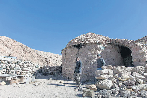 Refugios de piedra y pircas en plena cordillera, aquí del lado argentino, a la altura de Laguna Brava.