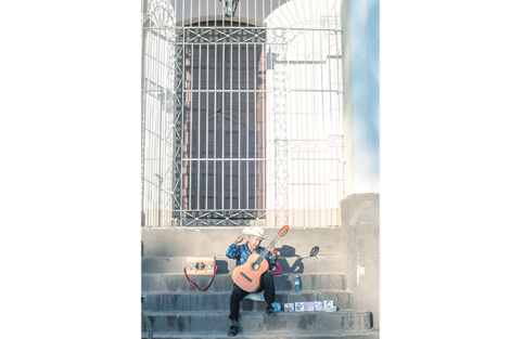 Emerito Escalante, trinitario de pura cepa, canta en las escalinatas de la Casa de la Música. (Fuente: Guido Piotrkowski)