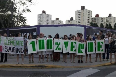 Abrazo por la plaza Clemente