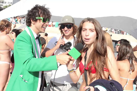 Las entrevistas a los primeros turistas en la playas son un clásico de la tv en verano.