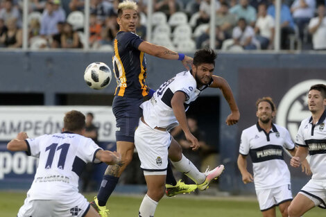 Zampedri ganó siempre por arriba pero estrelló dos cabezazos en los palos.