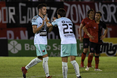 Guillermo Ortiz festeja el gol de la victoria en el Coloso ante el lamento de Hernán Bernadello