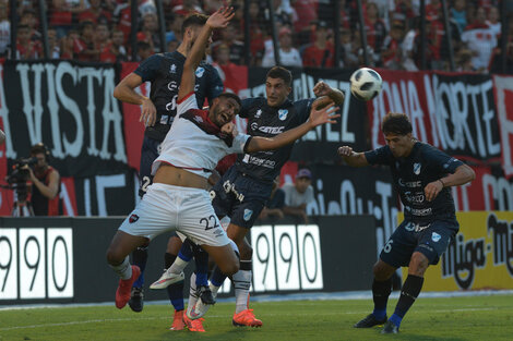 Varela hizo un buen partido en defensa pero no tuvo peso en ninguna pelota detenida. (Fuente: Sebastián Granata)