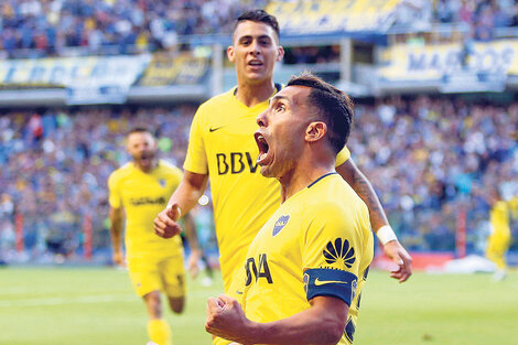 Tevez festeja su gol, el primero de Boca que abrió la goleada ante el San Martín sanjuanino. Pavón se acerca para compartir su felicidad. (Fuente: Fotobaires)