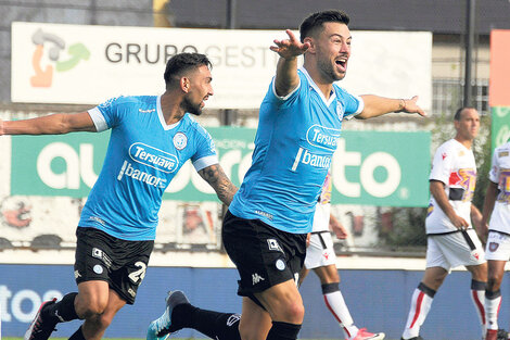 Lértora sale disparado a festejar su gol junto a Godoy. Lo sufren Matos y Chacarita. (Fuente: Fotobaires)