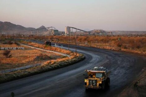 Mil mineros atrapados en Sudáfrica