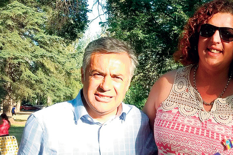 El gobernador radical Alfredo Cornejo junto a Fernanda Urquiza, Coordinadora de Diversidad Sexual, Dirección de gEnero y Diversidad Gobierno de Mendoza, la primera empeada municipal trans de esa provincia