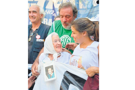 Nora Cortiñas junto a Giselle Santana en el último paro nacional de ATE, dos días antes de la entradera.