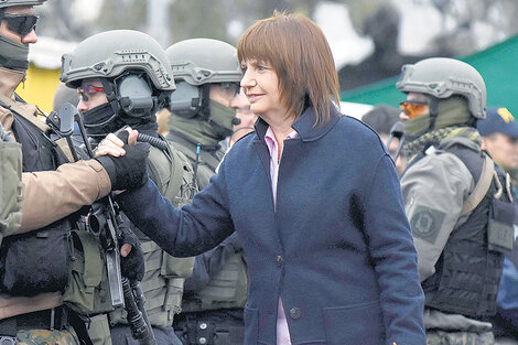 La ministra Patricia Bullrich y la Gendarmería ahora les apuntan a los amigos de Santiago Maldonado.