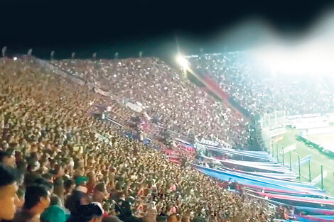 La hinchada de San Lorenzo, autora del hit futbolero que golpea la imagen del Presidente.