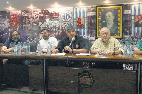 La mesa del plenario realizado ayer en la sede de Camioneros que ratificó la movilización a la 9 de Julio.