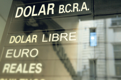 El dólar se llegó a ofrecer en algunos bancos a 20,65 pesos a mitad de la jornada.