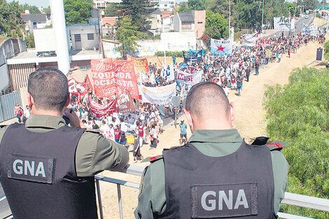 Gendamería impidió el corte de la Autpista Acceso Oeste, en Morón, por parte de los manifestantes.