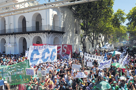 Los manifestantes exigieron paritarias libres y la derogación de la reforma previsional.