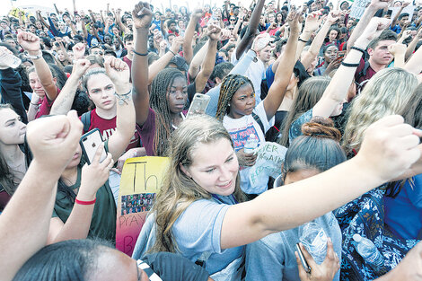 Miles de estudiantes secundarios protestaban ayer en Parkland a causa de la masacre perpetrada por Nikolas Cruz. (Fuente: AFP)