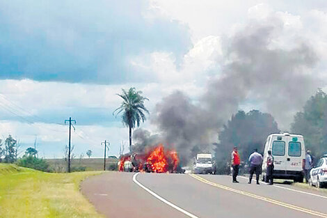 El escenario trágico, donde intervinieron los bomberos para apagar el fuego y retirar los cuerpos.