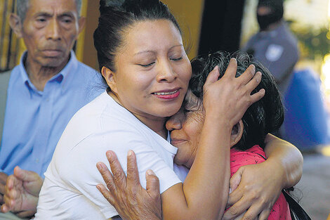 Abrazada a su madre, Teodora festejó la decisión del Tribunal Supremo.