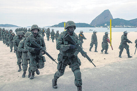 Militares brasileños participaban en un entrenamiento para los JJ.OO. de 2016 en una playa de Río de Janeiro.