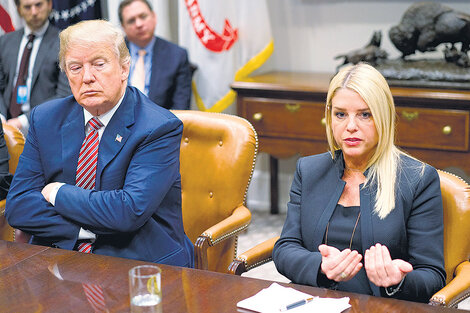 Trump y su fiscal general Pam Bondi ayer, durante una reunión sobre seguridad escolar. (Fuente: AFP)