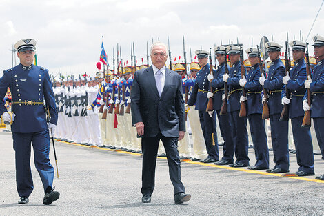 El presidente de facto Michel Temer inspecciona tropas en el aeropuerto al llegar a una reunión del Consejo Militar de Defensa en Brasilia. (Fuente: EFE)