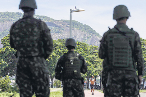 Soldados patrullan las calles de Río de Janeiro , mientras Temer anuncia su ministerio. (Fuente: EFE)