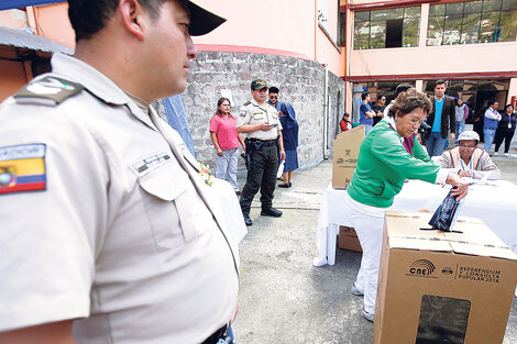 Hoy Ecuador plebiscita su futuro político