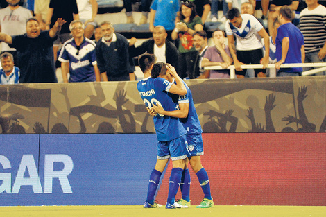 Toda la emoción en el festejo de Robertone, que le dio el triunfo a Vélez con su primer gol oficial. (Fuente: Julio Mancini)