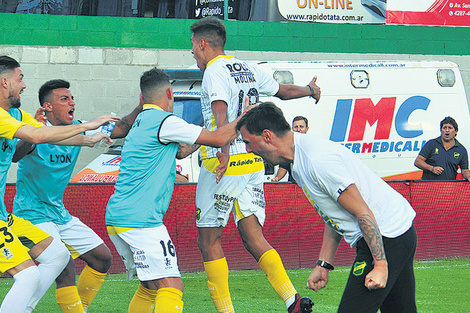 Molina salta en el festejo rodeado por sus compañeros. (Fuente: Fotobaires)