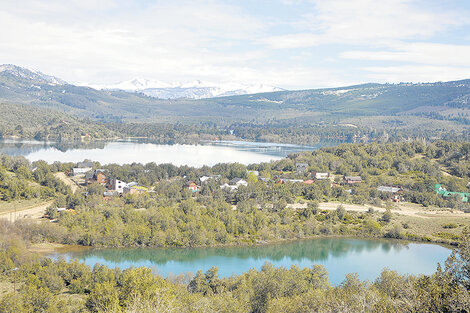 Un paisaje de lagos y montañas envuelve las localidades que se encadenan en la Ruta del Pehuén. (Fuente: Sandra Cartasso)