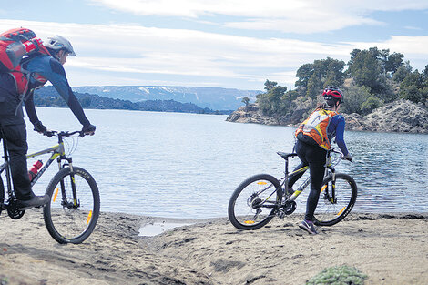 Mountain bike bordeando el lago Moquehue, un circuito para entrenarse en el norte neuquino. (Fuente: Sandra Cartasso)