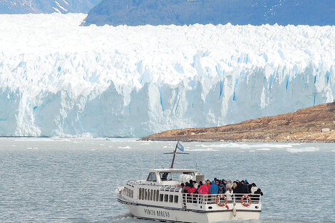 Navegación sobre el lago Argentino frente a la pared glaciaria del Perito Moreno.