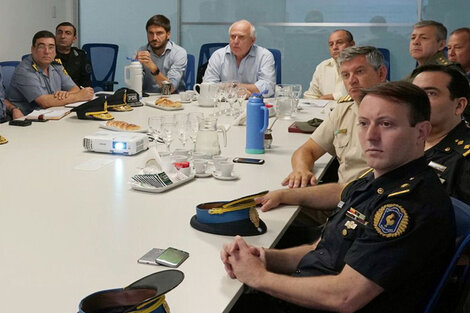 El gobernador con el ministro Pullaro y los jefes policiales en la reunión de ayer.