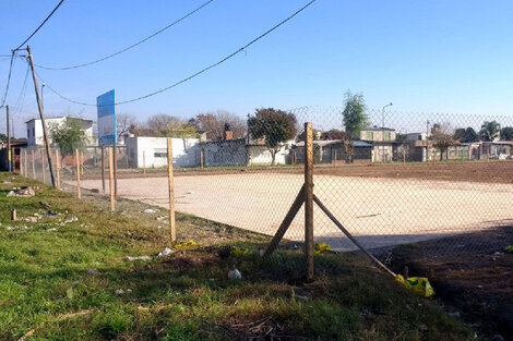 En Villa Gdor. Gálvez, sólo cerco perimetral, platea y cartel.