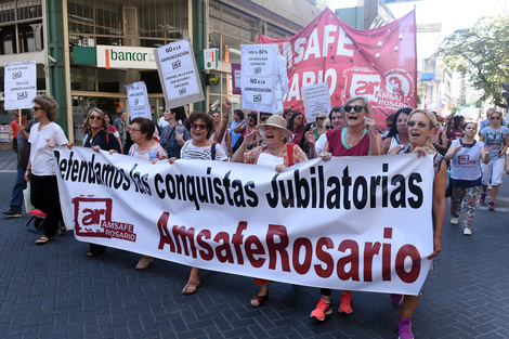 Mientras recorrían calle Santa Fe, los docentes recibieron muestras de apoyo. (Fuente: Sebastián Granata)