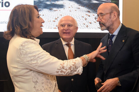 Fein, Lifschitz y el rector Floriani en el acto.