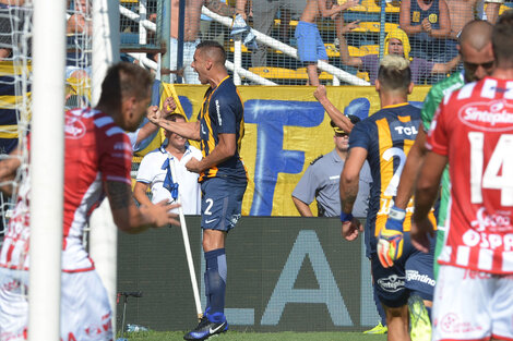 Tobio festeja el gol que hizo a los 8 minutos de empezado el partido y que sería definitorio. (Fuente: Sebastián Granata)