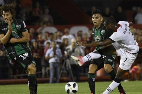 Luis Leal maniobra en el área y anota el segundo gol del partido