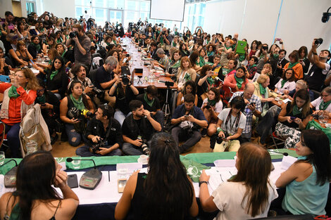 A sala llena, con los pañuelos verdes presentes, ingresó el proyecto de aborto legal en el Congreso.