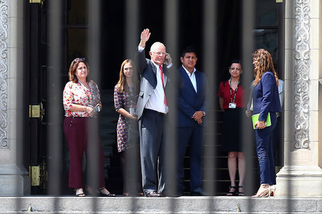 Kuczynski saluda en la puerta de la Casa de Gobierno, tras adelantarle su renuncia al gabinete.