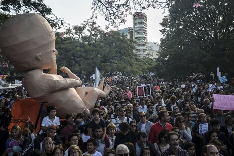 El símbolo de la marcha antiderechos fue un enorme feto de plástico