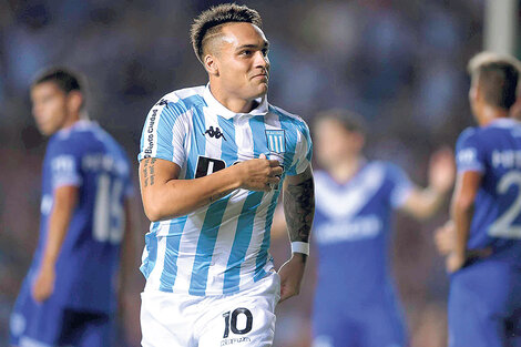 El festejo de Lautaro Martínez, quien marcó de cabeza el primer gol de Racing. El juvenil pretendido por el Inter lleva ocho tantos en la Superliga. (Fuente: Télam)