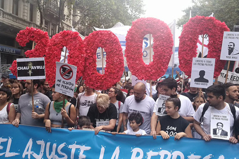 Una columna marcha por Avenida de Mayo hacia la Plaza para el acto central.