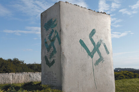 El monolito de homenaje a las víctimas de la masacre de Jedwabne, vandalizado con inscripciones nazis.